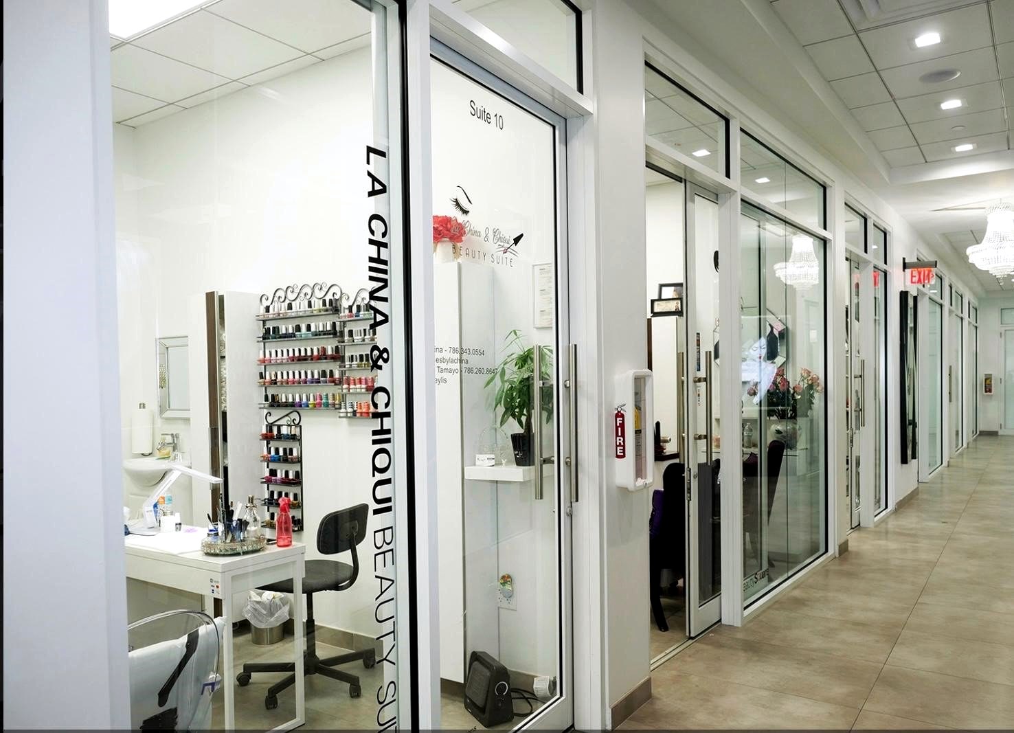 Frameless glass office partitions